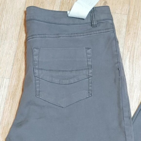 NWT LE CHATEAU Brown mid-rise flare long leg jeans - Picture 3 of 9